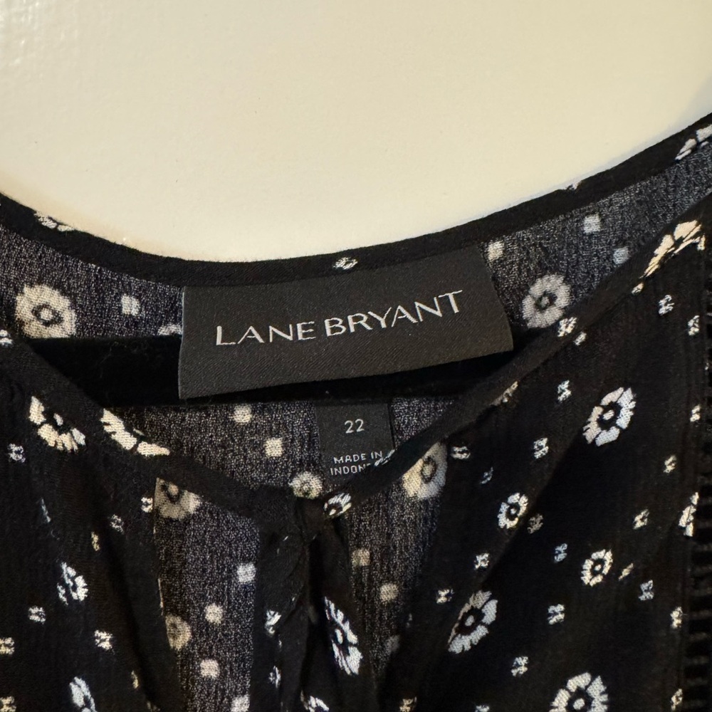 Lane Bryant size 22 short flutter sleeve blouse lightweight - Picture 2 of 7